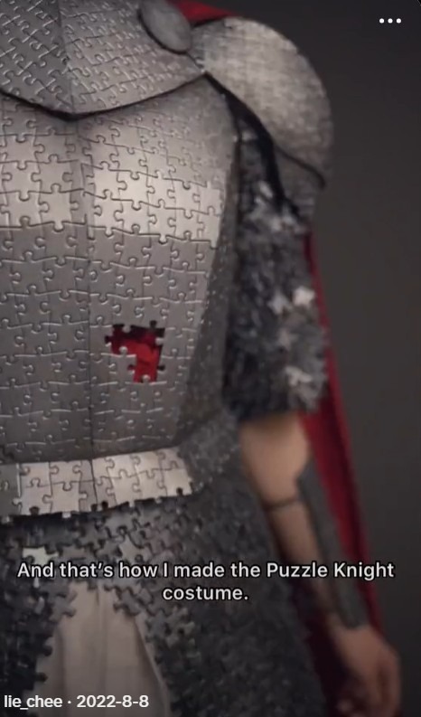 Un artiste confectionne une armure de chevalier à partir de pièces de puzzle recyclés pour un concours de design. Le résultat est impressionnant.
