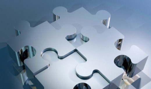 Quatre pièces de puzzle de couleur argent qui s'emboitent, les unes dans les autres, illustrant les métiers tels que analyste du renseignement, médecin légiste ou archéologue qui doivent assembler des bribes d'informations pour récreéer une image cohérente.